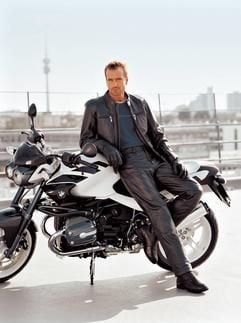 Die Mutter aller Kombinationen ist die Lederkombi. Zu ihr greift, wer den sommerlichen Hitzestau nicht fürchtet und auch kein Problem damit hat, bei schlechtem Wetter extra Regenkleidung mitzunehmen. Dafür wird der Biker mit guter Abriebfestigkeit belohnt. (Foto: dpa)