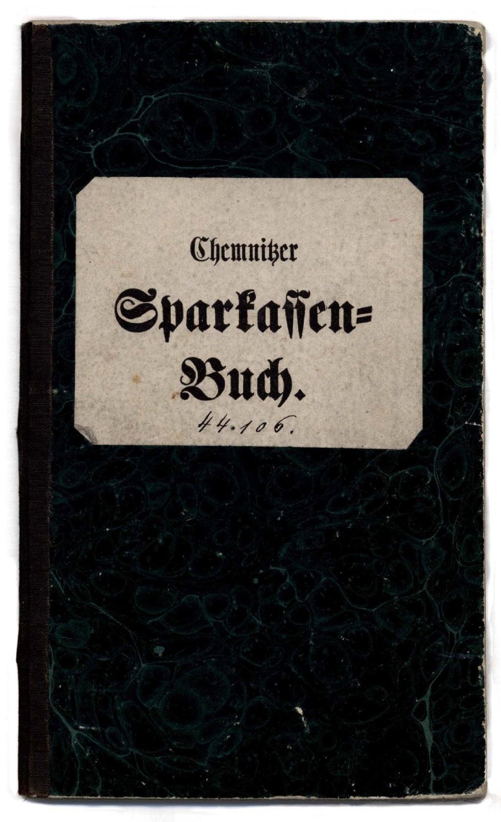 Die undatierte Aufnahme zeigt den Deckel ältestes Sparbuchs auf dem Gebiet des Ostdeutschen Sparkassenverbandes (OSV).