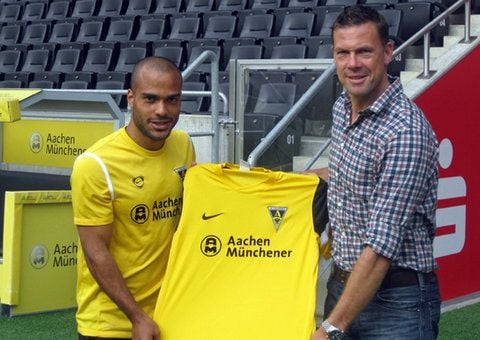 Der deutsche Fußballer David Odonkor (links) hält mit Sportdirektor Erik Meijer ein Trikot des Zweitligisten Alemannia Aachen. (FOTO: DPA)