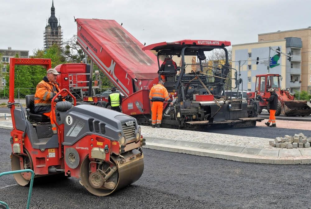 Auf der Auffahrt zur neuen Friedensbrücke wurde am Montag Bitumen aufgetragen.