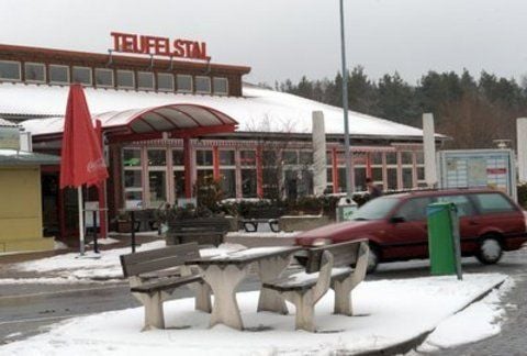 Die Autobahnraststätte Teufelstal an der Richtungsfahrbahn Eisenach der Autobahn 4 östlich von Jena: Nach dem brutalen Parkplatz-Überfall von Neonazis auf Teilnehmer einer Dresdner Demonstration gegen Rechtsextremismus vor zwei Jahren gibt es keine neuen Erkenntnisse. (FOTO: DPA)