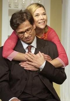Die ehemalige Eiskunstläuferin Tanja Szewczenko und der Schauspieler Leo Braune stehen in der Boulevardkomödie „Ein Ehemann zur Ansicht“ auf der Bühne des Kleinen Theaters in Bonn. (Foto: dpa)