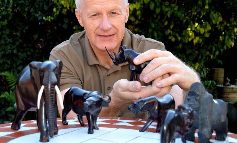 Jens Möler präsentiert die „Big Five“ als Andenken an die fünf Afrikabesuche.