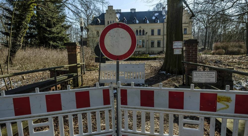 Die Stadt Wittenberg hat diese Brücke vor dem Schloss in Kropstädt aus Sicherheitsgründen gesperrt.