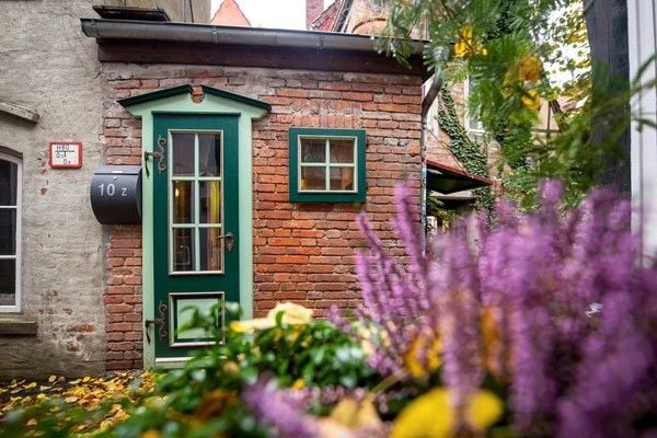 Das sieben Quadratmeter kleine Häuschen im bei Touristen beliebten Schnoor-Viertel steht zum Verkauf.