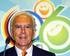 OK-Präsident Franz Beckenbauer vor dem offiziellen Logo. (Foto: dpa)