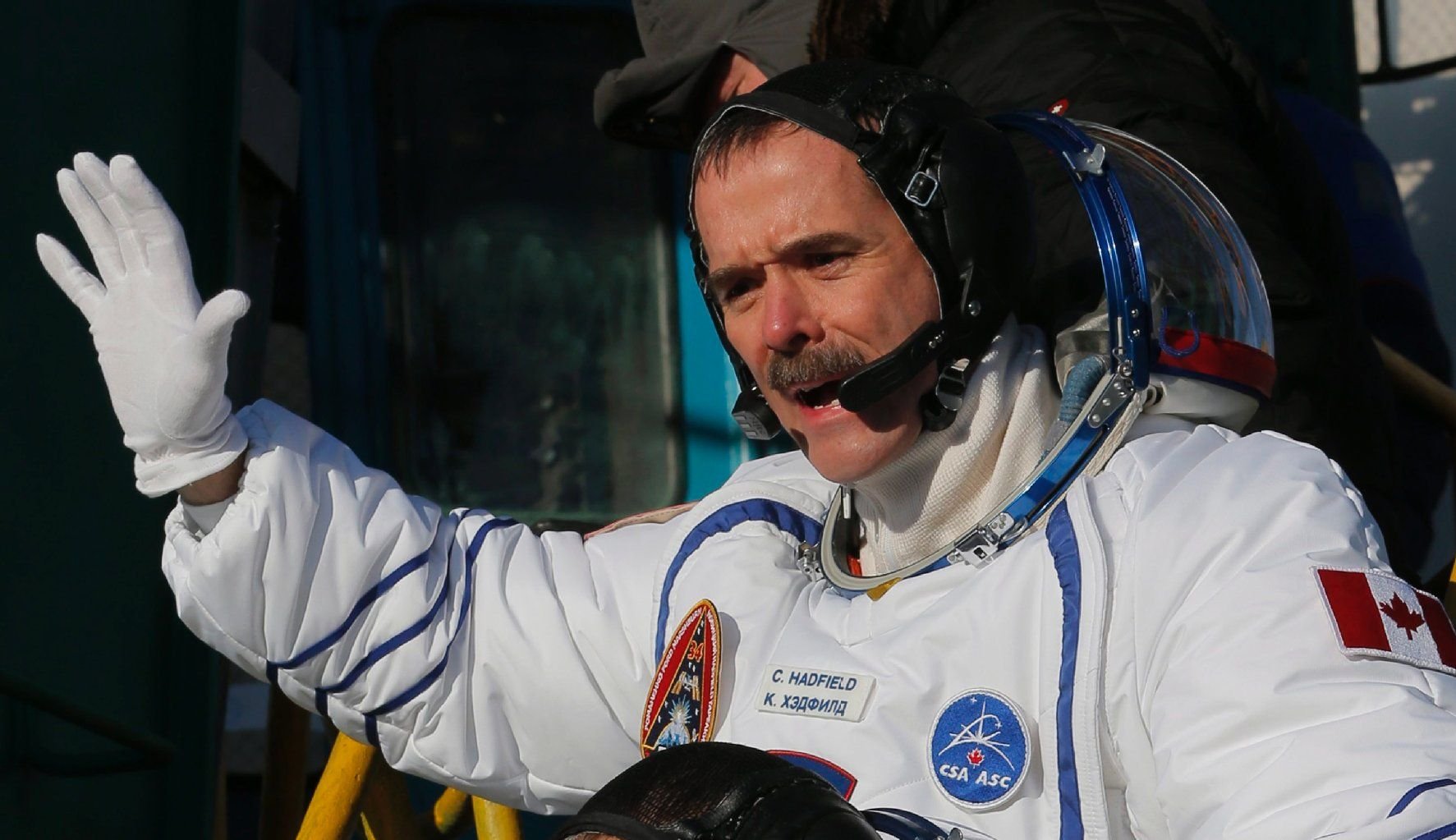 Der kanadische Astronaut Chris Hadfield winkt vor dem Start zur ISS am 19.12.2012 in Baukonur, Kasachstan.