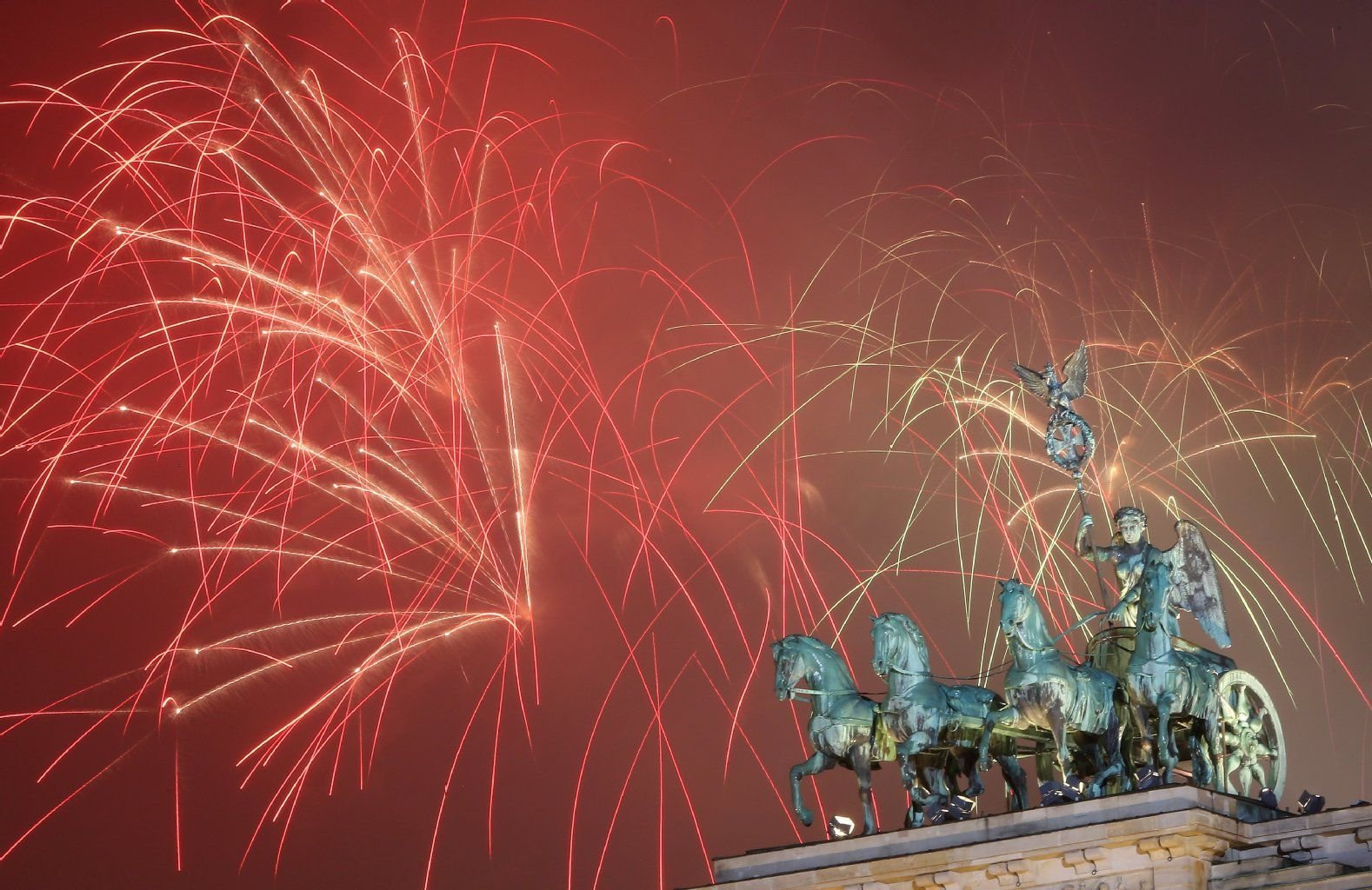 Feuerwerk über dem Brandenburger Tor begrüßt das Jahr 2016.