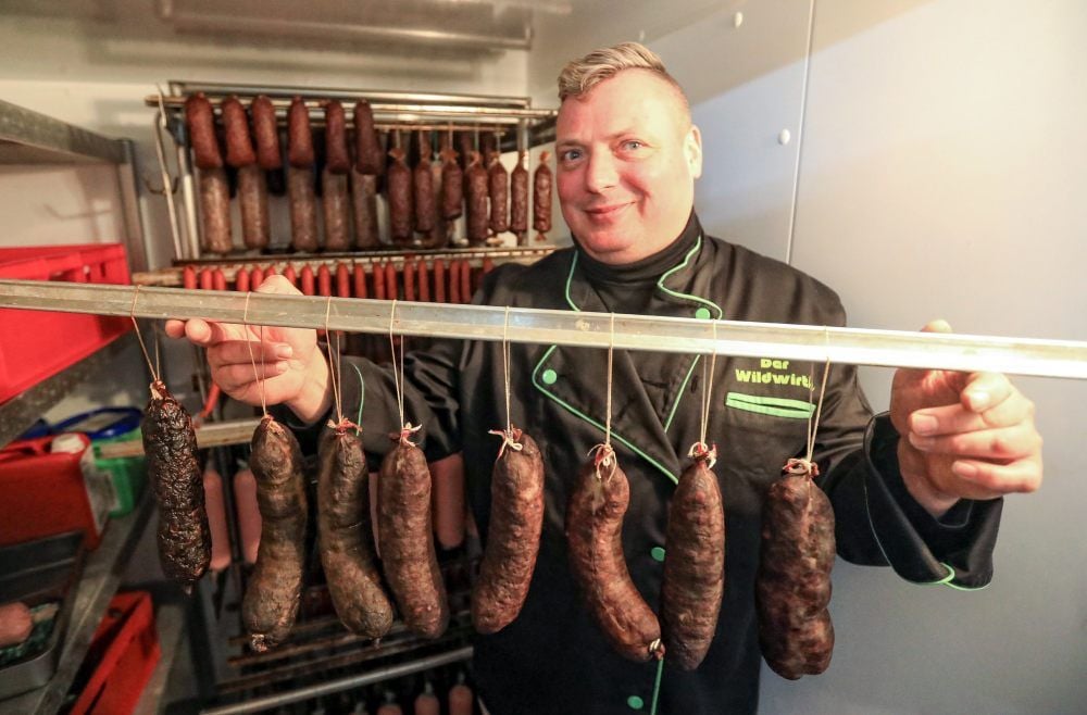 Andreas Wirth ist „Der Wildwirth“. Der Mildenseer verarbeitet und vermarktet Wildfleisch und Wildprodukte wie beispielsweise Wurst. Jeden Freitag ist Verkaufstag in der Oranienbaumer Straße 38.