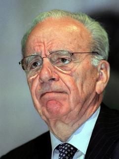 Rupert Murdoch (Archivfoto vom 11.10.2001), der bekannteste Medienmogul der Welt hat kein Problem mit seinem Image als skrupelloser Machtmensch: «Man kann nicht Außenseiter und über 30 Jahre erfolgreich sein, ohne dabei in seinem Umfeld ein gewisses Maß an Narben zu hinterlassen», sagte er dem «Time-Magazine» unverblümt. (Foto: dpa)