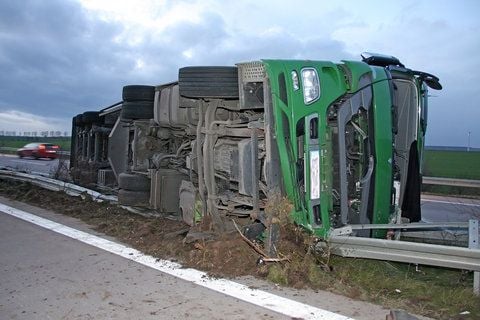 Ein Lkw ist am Freitagnachmittag auf der A 38 Fahrtrichtung Leipzig zwischen der Abfahrt Allstedt und der Abfahrt Eisleben umgekippt. (FOTO: SCHUHMANN)