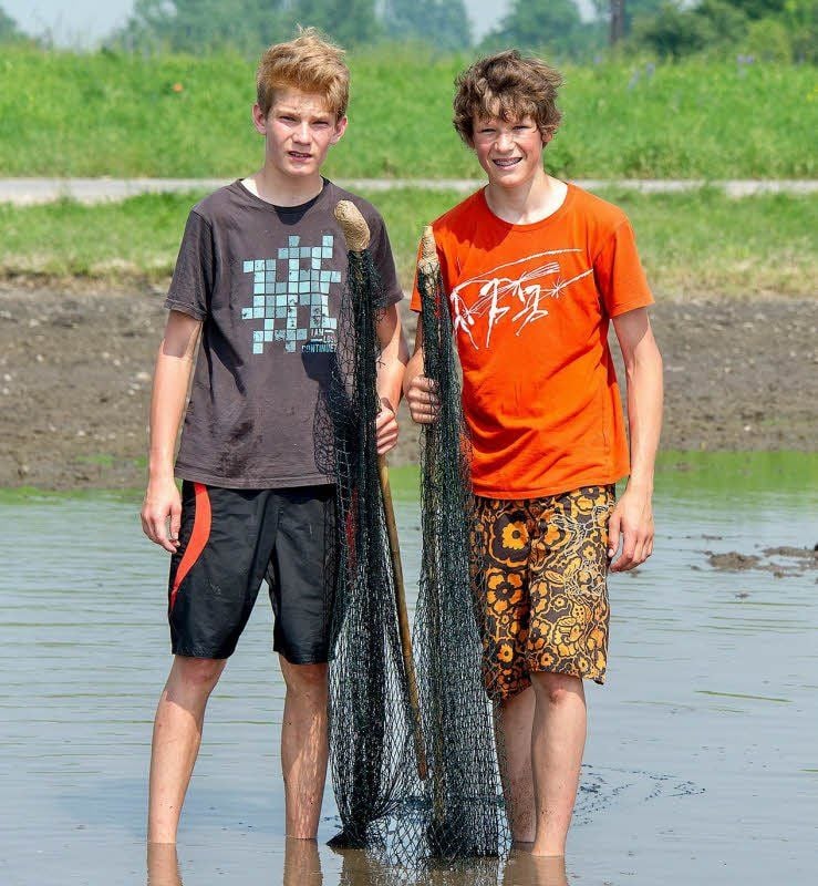 Hannes Machner (links) uns Albert Nebe retten Fische vor dem Tod.