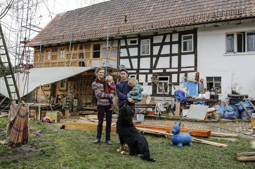 Birte Oltmanns, Sebastian Mäder und ihre Kinder vor dem Fachwerkhaus