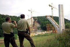 Polizisten stehen vor der im Bau befindlichen Eisenbahnbogenbrücke Truckenthal im Landkreis Sonneberg. (Foto: dpa)