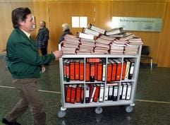 Hilfe im Rechtsdschungel wird teurer - die Kosten für Anwälte und Gerichte steigen im kommenden Juli deutlich an. (Foto: dpa)