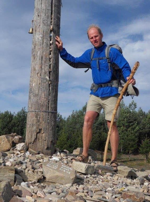 Ullrich Franke auf dem Jakobsweg - hier am Cruz de ferro, dem höchsten Punkt des Jakobsweges.