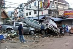 So sah es am Tag nach der Katastrophe auf der thailändischen Insel Phuket aus: Durch die Flutwelle zerstörte Autos türmen sich auf der Straße. (Archivfoto: dpa)