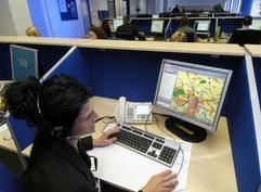 Die Call-Center-Agentin Mandy Furch telefoniert am Donnerstag (18.12.2003) mit einem ADAC-Kunden im neuen Dienstleistungs-Center Halle GmbH (DLC) des ADAC in Halle (Saale). Das Center wurde am gleichen Tag eröffnet. Es regelt neben acht weiteren Centern in Deutschland die Abwicklung von Mitgliederleistungen und regaiert damit auf die zunehmende Nachfrage auf Clubleistungen der knapp 15 Millionen Mitglieder des ADAC. Das DLC Halle beginnt mit einer Beschäftigtenzahl von 60 Mitarbeitern, die im Verbund auch die so genannten "Gelben Engel" der ADAC-Pannenhilfe dirigieren. In der Endausbaustufe im Jahr 2005 soll das Unternehmen 300 Menschen Arbeit bieten. (Foto: dpa)