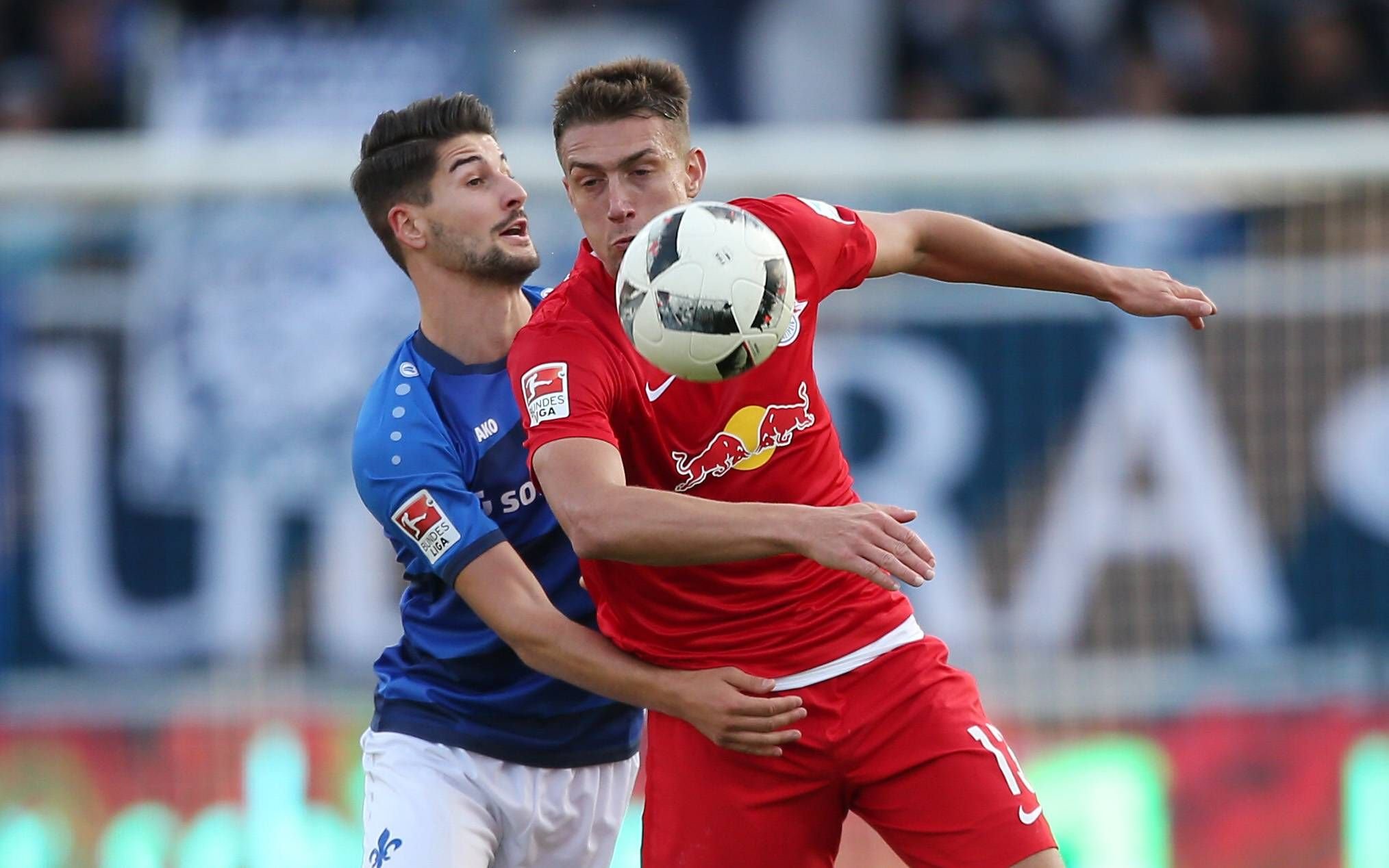 Entschlossenheit und Zweikampfstärke: Stefan Ilsanker im Duell mit Darmstadts Antonio Colak.