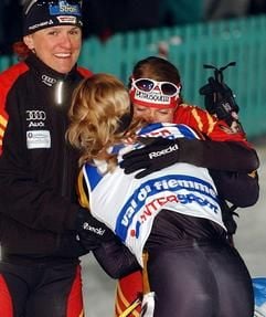 Die Deutschen Manuela Henke und Evi Sachenbacher (v.l.) gratulieren ihrer Mannschaftskameradin Claudia Künzel (vorne) am Mittwoch (26.02.2003) im italienischen Tesero im Val di Fiemme (Fleimstal) zum zweiten Platz im Sprint bei den nordischen Ski-Weltmeisterschaften über 1,5 Kilometer. Marit Björgen aus Norwegen gewann Gold. (Foto: dpa)