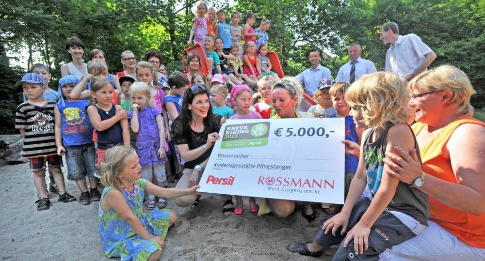 Glücklich nehmen die Kinder und Erzieherinnen der KITA Pfingstanger ihren Ersten Preis entgegen.