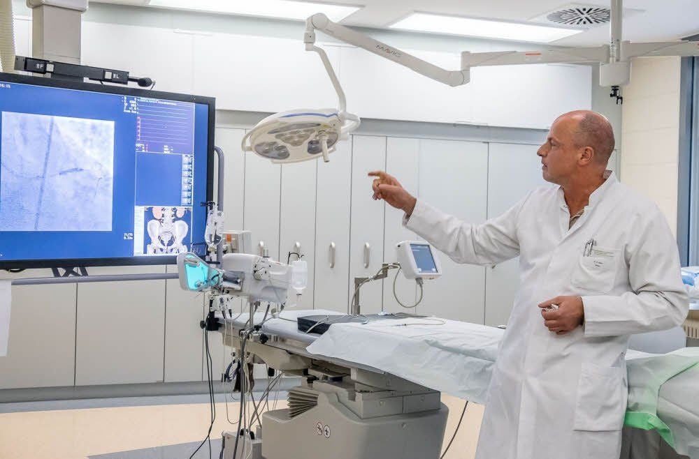 Chefarzt Ralf Weser erläutert die hochmoderne Technik im Herzkatheter-Labor.