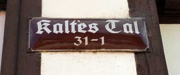 Schild in der Straße "Kaltes Tal" in Stolberg im Kreis Mansfeld-Südharz