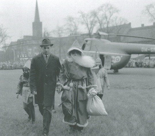 Jürgen Schulz flog 1966 mit einem roten Hubschrauber als Weihnachtsmann in Bitterfeld ein.
