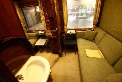 Ein Abteil im «Salonwagen 10205» im Haus der Geschichte in Bonn. Als erster Kanzler hatte sich Konrad Adenauer (CDU) über die Schienen auf den Weg durch Deutschland gemacht. (FOTO: DPA)