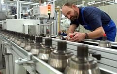 Ein Arbeiter überwacht im neuen Gelenkwellenwerk des Autozulieferers IFA-Maschinenbau GmbH in Gardelegen (Foto: dpa)