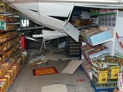 Der abgestürzte Teil der Decke liegt am Dienstag (7. Februar 2006) in einem Gang eines Supermarktes im oberbayerische Töging a. Inn. Wie durch ein Wunder haben Kunden und Angestellte den Einsturz eines Supermarkts überlebt. (Foto: dpa)