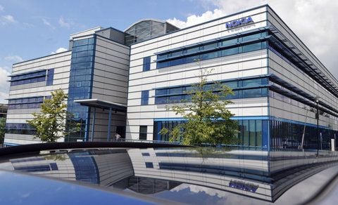 Das Forschungszentrum des Mobiltelefonherstellers Nokia am Donnerstag (14.06.2012) in Ulm spiegelt sich in einem Autodach. (FOTO: DPA)