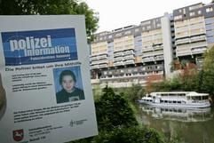 Ein Handzettel, mit dem die Polizei nach der seit 07. September 2007 vermissten Jenisa sucht, wird in Hannover vor das Ihme-Zentrum, wo das Mädchen zuletzt gesehen wurde, gehalten. (Foto: ddp)