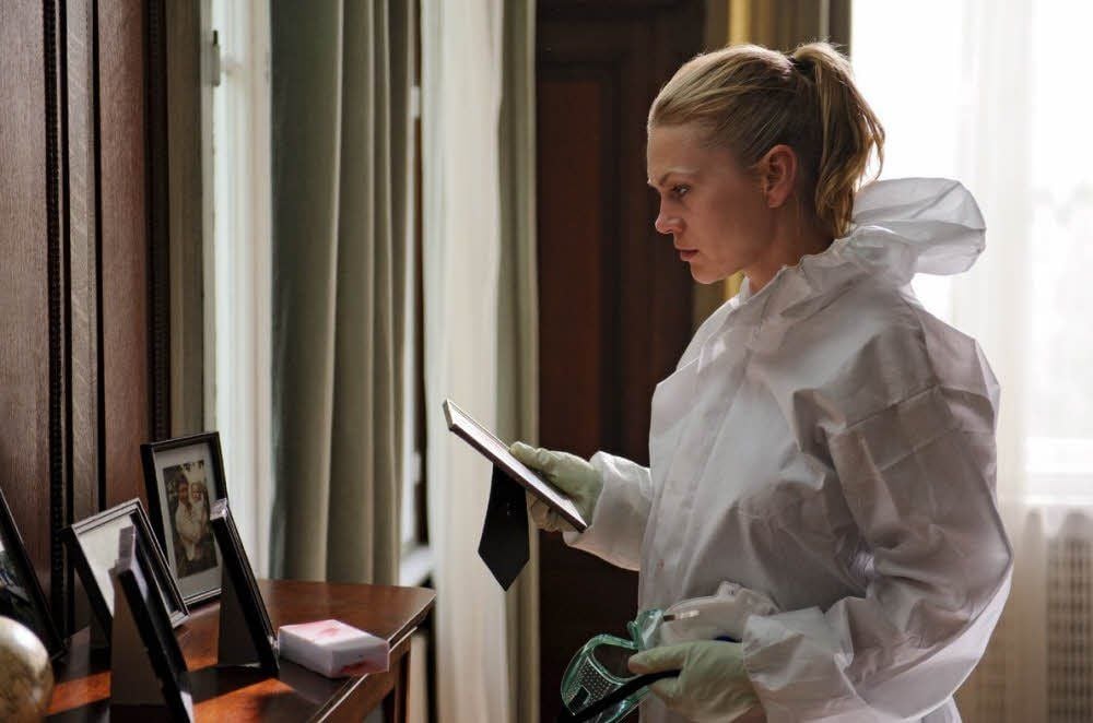 Judith (Anna Loos) reinigt die Wohnung eines alten Mannes.