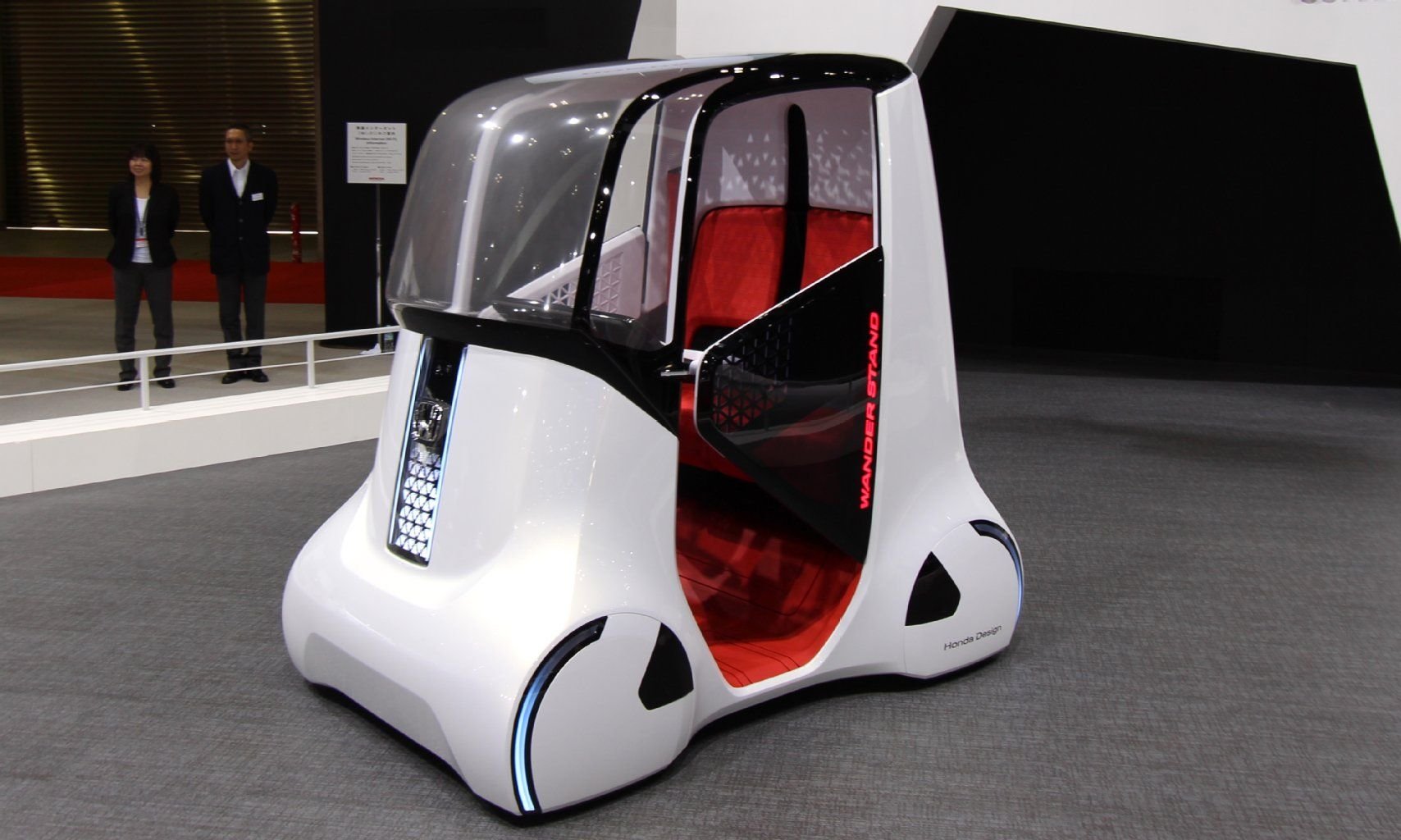 Mit den beleuchteten Felgen und den großflächigen LED-Installationen wirkt das «Konzept Tokyo» von Mercedes wie eine rollende Discokugel.