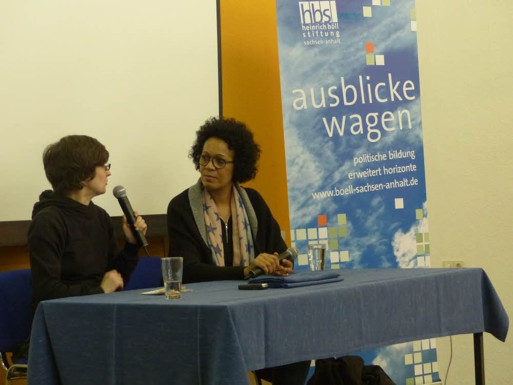 Mo Asumang (rechts) antwortet im Podium mit Daniela Zocholl von der Heinrich-Böll-Stiftung Sachsen-Anhalt auf die Fragen der Sekundarschüler aus Wolfen-Nord.