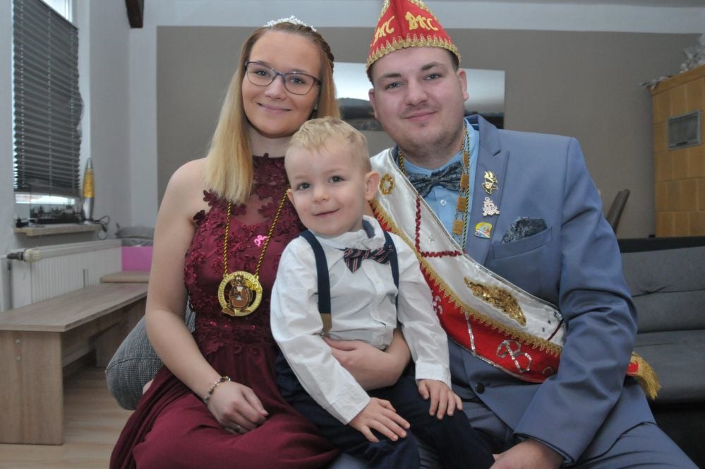 Das Bernburger Prinzenpaar Laura und Tobias Reisel mit seinem „kleinen Prinzen“ Lian, der seit zweieinhalb Jahren das Familienglück perfekt macht.
