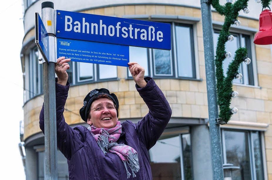 Fürs die richtige Straße ist das neue Zusatzschild zu lang.