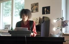 Die Schriftstellerin Gabriele Wohmann, fotografiert in ihrem Arbeitszimmer in ihrem Haus in Darmstadt. (Foto: dpa)