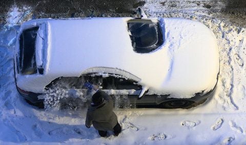 Mit Schneefällen und Temperaturen unter dem Gefrierpunkt präsentiert sich das Wetter weiter kalt und winterlich. (FOTO: DPA)