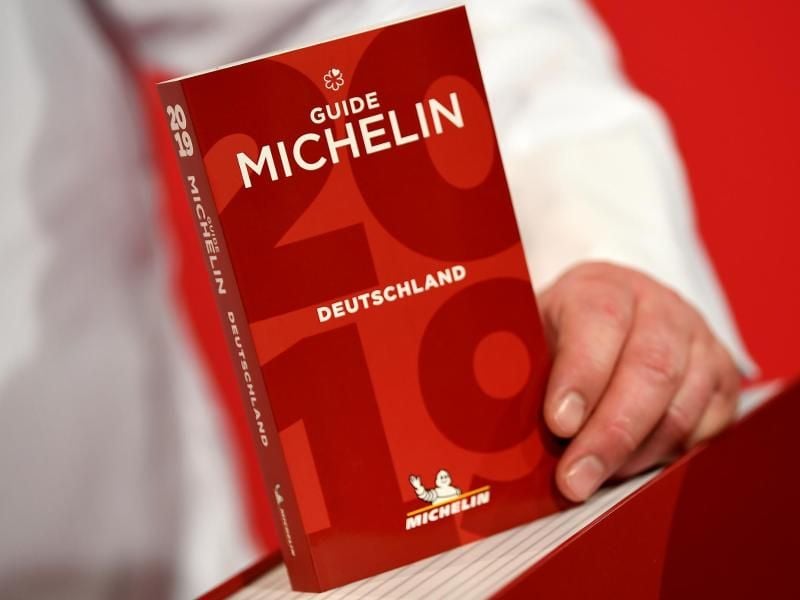 Der Guide Michelin 2019 für Deutschland wird am Rande der Verleihung der Sterne gezeigt. Foto: Britta Pedersen