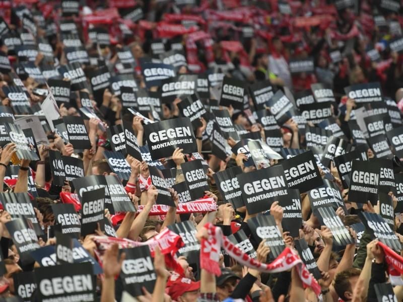 Nach dem Protest der Fans werden die Montagsspiele wieder abgeschafft. Foto: Arne Dedert