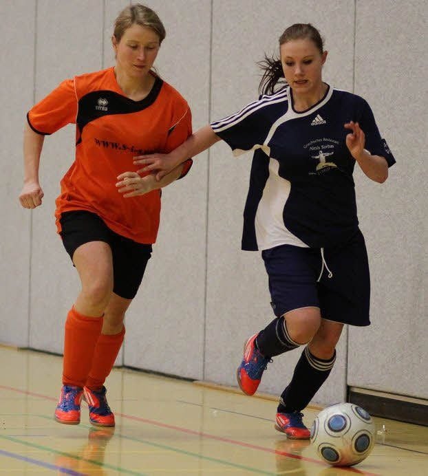 Cathleen Hollmann (rechts), Kapitän der SG Döschwitz, am Ball.