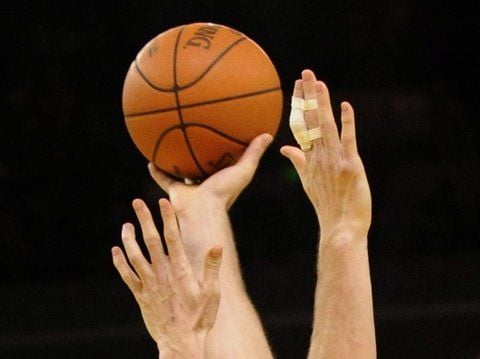 Ein Basketball wird gespielt.