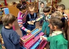 Kinder spielen in einem Kindergarten mit Bauklötzen. (Bild: dpa)
