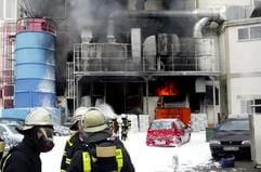 Mit schwerem Atemschutzgerät gehen Feuerwehrleute am Mittwoch (11.02.2004) im hessischen Marburg gegen einen Großbrand bei der Firma Seidel vor. (Foto: dpa)