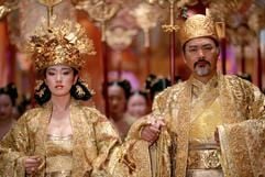 Im Film «Der Fluch der goldenen Blume» stehen die Königin (Gong Li, l.) und der König (Chow Yun Fat) nebeneinander. Der Film erzählt eine Geschichte von Hass, Machtkämpfen und Intrigen an einem Königshof während der Tang-Dynastie (1000 n. Chr.). (Foto: dpa)