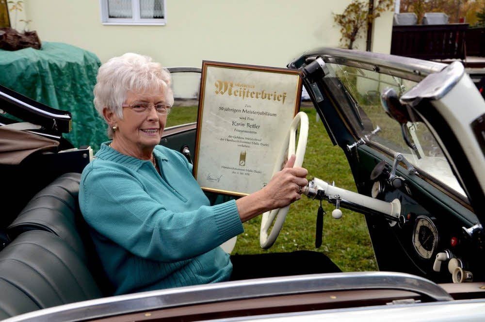 Die Friseur-Meisterin Karin Beitler begeistert sich in ihrer Freizeit für den Oldtimer ihres Mannes.
