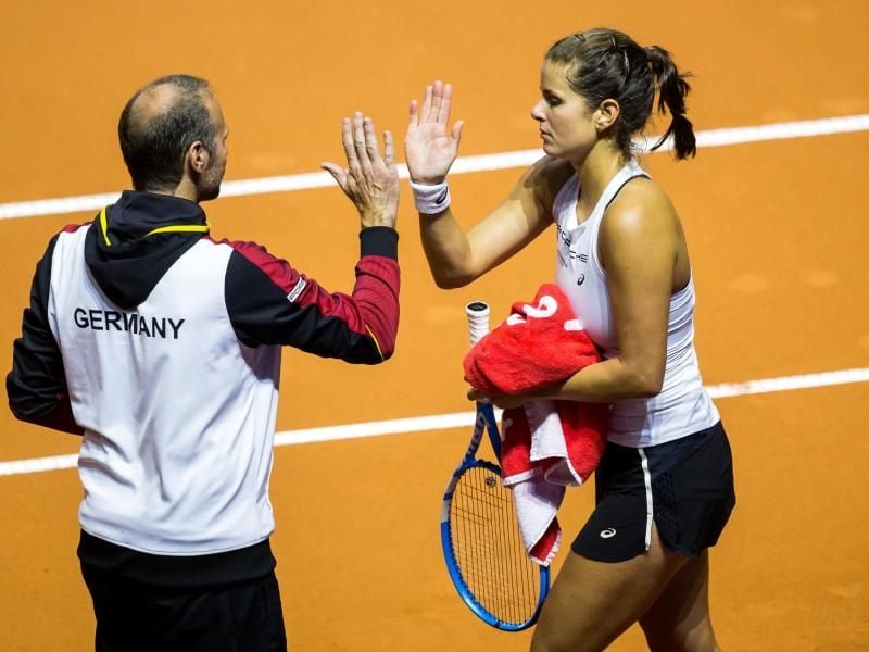 Julia Görges schlägt mit ihrem neuen Trainer Jens Gerlach ab. Foto: Thomas Niedermüller/dpa