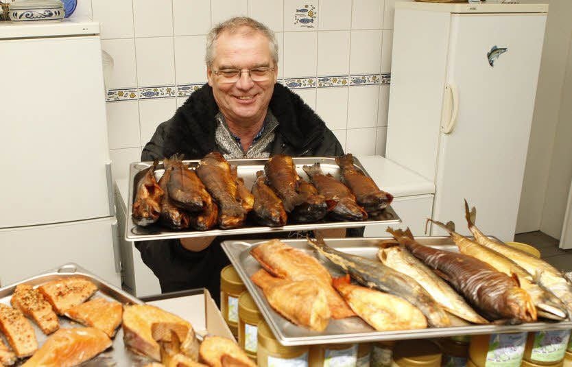 Ulrich Kulawik bringt frisch geräucherten Fisch zur Ladentheke.